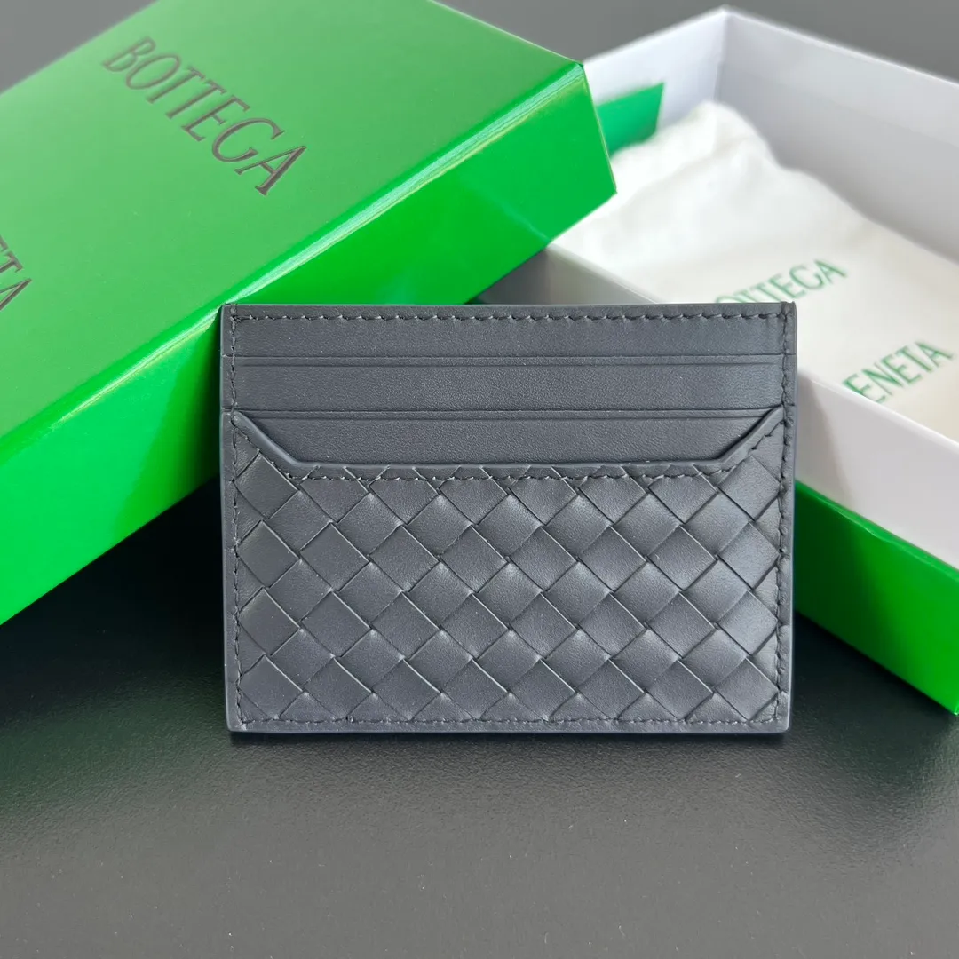 #BV New Small Woven Card Holder 817397 Simple and exquisite card holder. Small, light and easy to carry. Put it directly in your pocket or put it in a small bag. It is made of cowhide and feels soft to the touch. There are 6 card slots on both sides and the main card slot in the middle. It is enough for daily use. In the era of no cash, the card holder is more convenient and practical. The card holder that everyone needs. Size: 11x8x0.2 P400